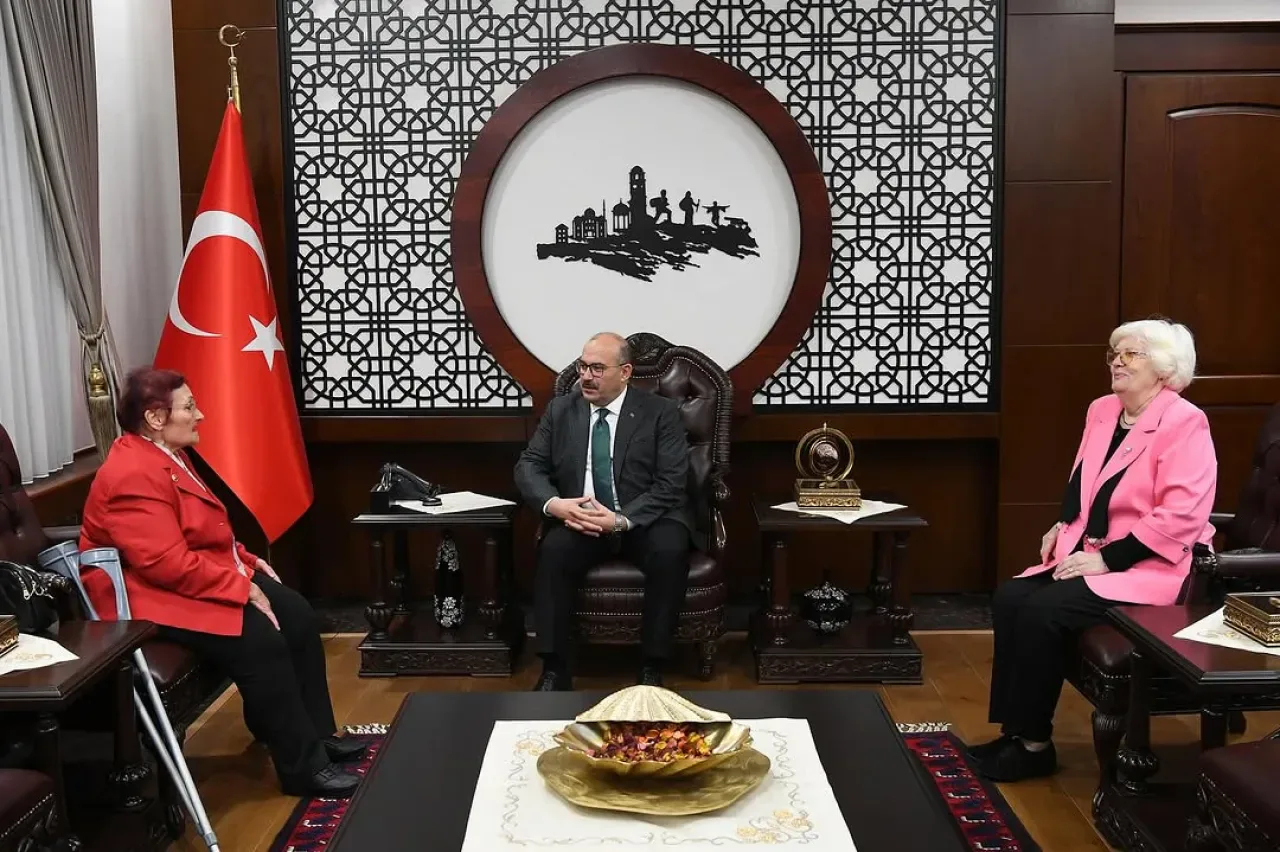 Anneler Derneği Balıkesir Şube Temsilcileri Vali Ustaoğlu'nu Ziyaret Etti Anneler Derneği Balıkesir Şube Temsilcileri Vali Ustaoğlu'nu Ziyaret Etti