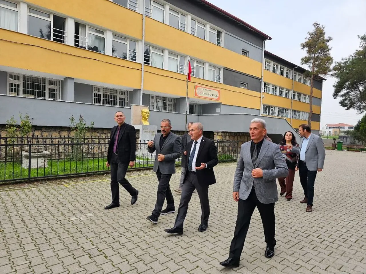 Balıkesir İl Milli Eğitim Müdürü Bigadiç'te Okul İncelemesi Yaptı Balıkesir İl Milli Eğitim Müdürü Bigadiç'te Okul İncelemesi Yaptı