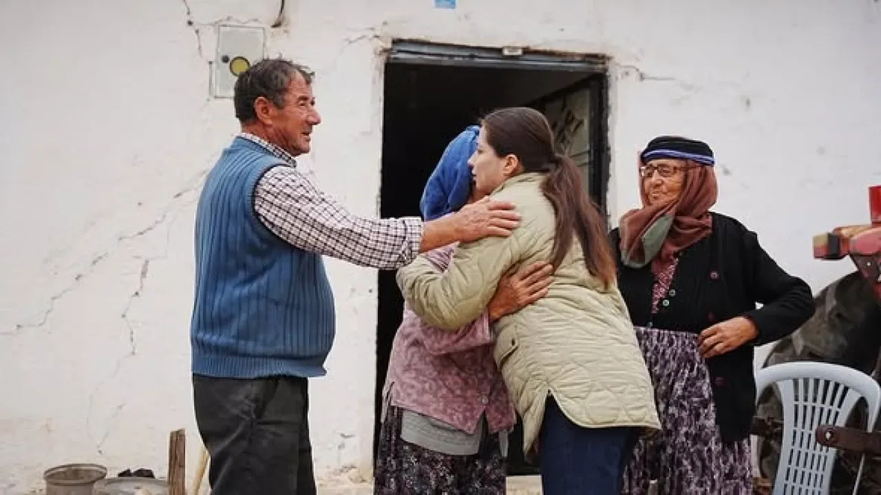 Sındırgı'da Deprem Sonrası Yaşam Konteynerleri Ziyaret Edildi Sındırgı'da Deprem Sonrası Yaşam Konteynerleri Ziyaret Edildi