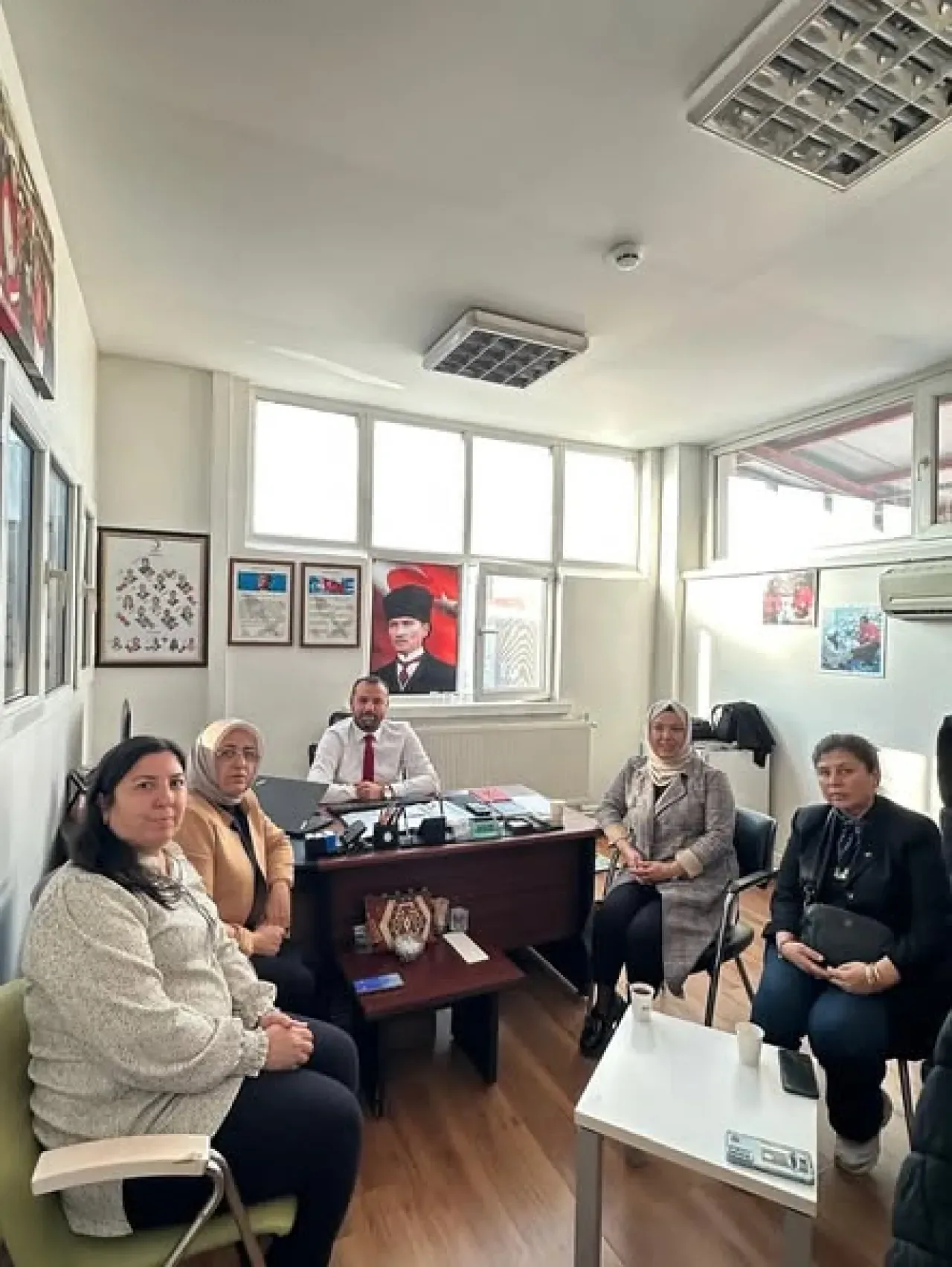 AK Parti Etimesgut Kadın Kolları, Meclis Üyesi ve Kızılay'ı Ziyaret Etti AK Parti Etimesgut Kadın Kolları, Meclis Üyesi ve Kızılay'ı Ziyaret Etti