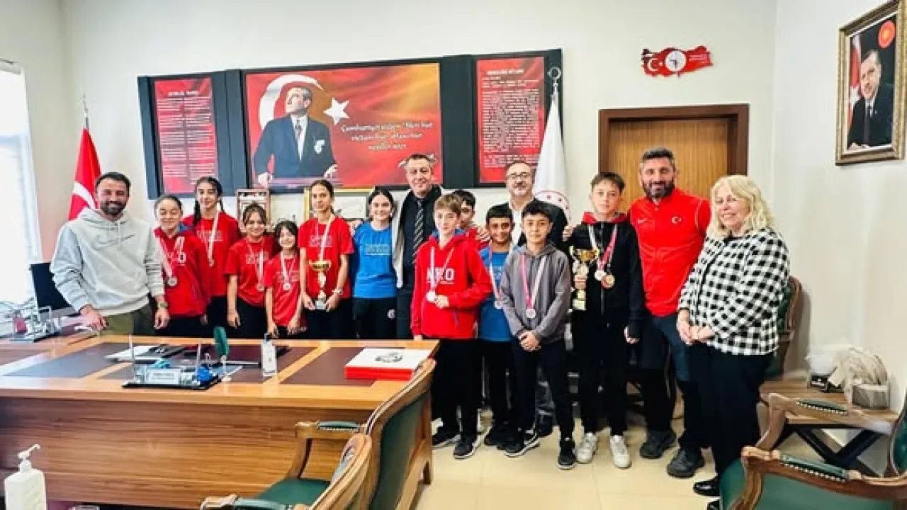 Beypazarı Namık Kemal Ortaokulu Ankara Kros Yarışmasında İkincilik Kupasını Getirdi Beypazarı Namık Kemal Ortaokulu Ankara Kros Yarışmasında İkincilik Kupasını Getirdi