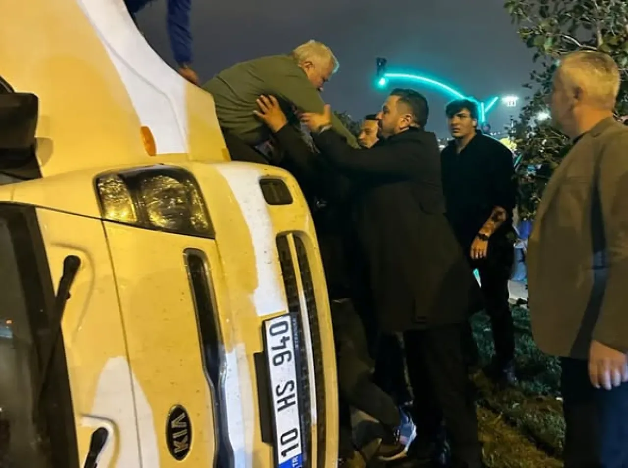 Balıkesir'de Toplu Taşıma Merkezi Yakınında Trafik Kazası: Yaralı Yok Balıkesir'de Toplu Taşıma Merkezi Yakınında Trafik Kazası: Yaralı Yok