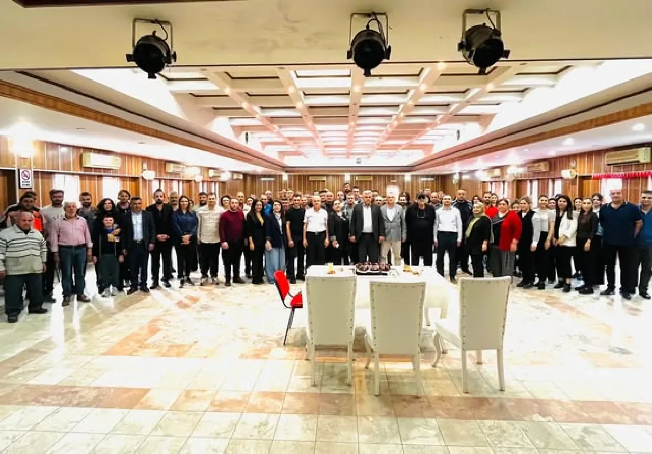 Kiraz Belediyesi Çalışanlarından Başkana Doğum Günü Sürprizi Kiraz Belediyesi Çalışanlarından Başkana Doğum Günü Sürprizi