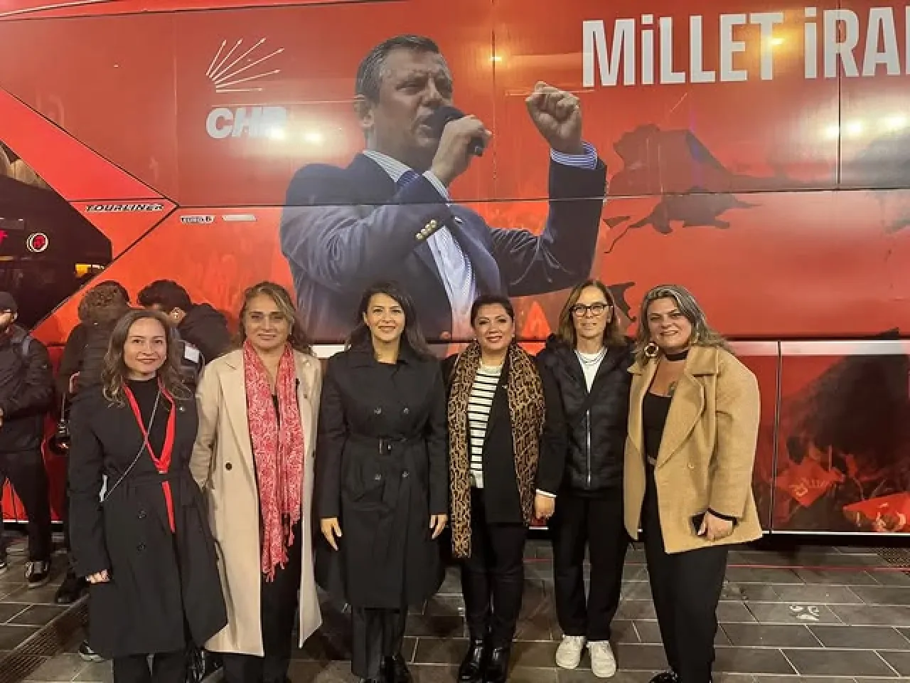 CHP'li Kadınlar Ümraniye'de Buluştu: "Ya Hep Beraber Ya Hiçbirimiz" CHP'li Kadınlar Ümraniye'de Buluştu: "Ya Hep Beraber Ya Hiçbirimiz"