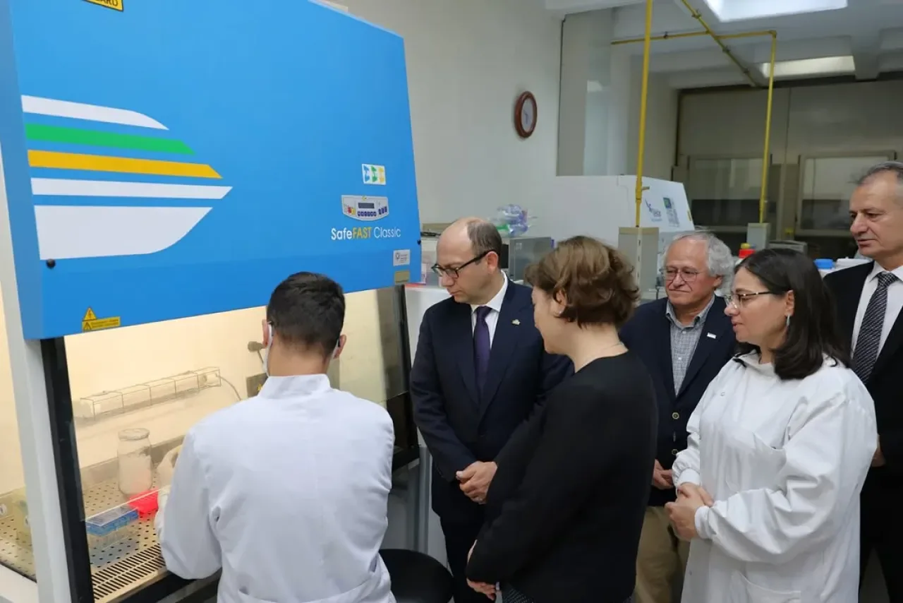 İstanbul Üniversitesi-Cerrahpaşa Viroloji Laboratuvarı'nda Bilimsel Çalışmalar Yoğun Şekilde Sürüyor İstanbul Üniversitesi-Cerrahpaşa Viroloji Laboratuvarı'nda Bilimsel Çalışmalar Yoğun Şekilde Sürüyor