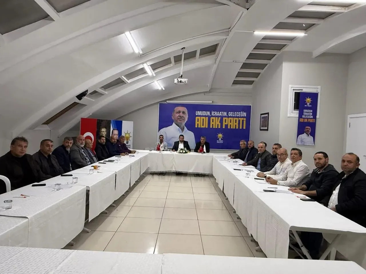 AK Parti Bahçelievler'de Mahalle Başkanları ile Haftalık Toplantı Gerçekleştirildi AK Parti Bahçelievler'de Mahalle Başkanları ile Haftalık Toplantı Gerçekleştirildi