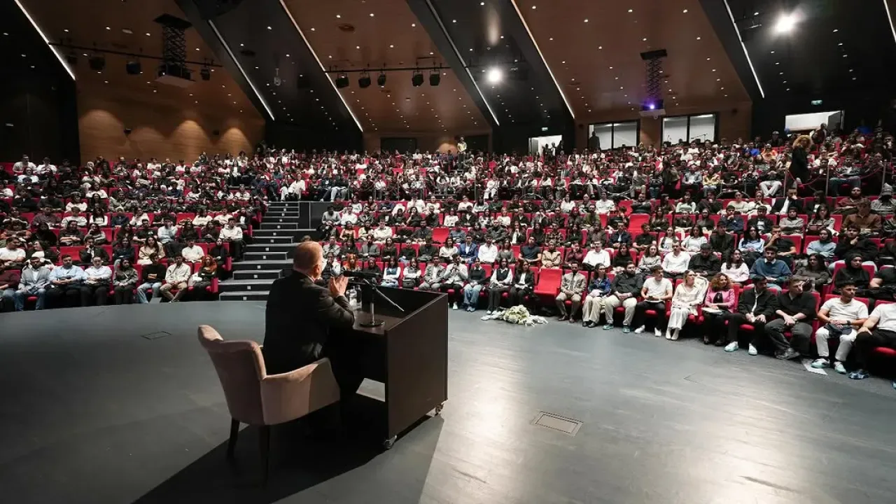 İstanbul Aydın Üniversitesi'nde Öğrenci Geri Bildirimleri Kurumsal Gelişimin Anahtarı Oluyor İstanbul Aydın Üniversitesi'nde Öğrenci Geri Bildirimleri Kurumsal Gelişimin Anahtarı Oluyor