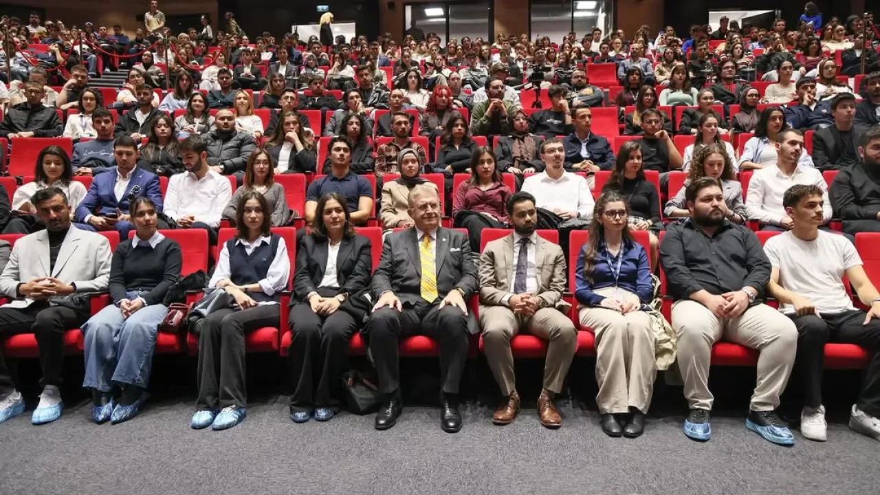 İstanbul Aydın Üniversitesi'nde Genç Aydınlarla Ortak Akıl Buluşması Gerçekleştirildi İstanbul Aydın Üniversitesi'nde Genç Aydınlarla Ortak Akıl Buluşması Gerçekleştirildi