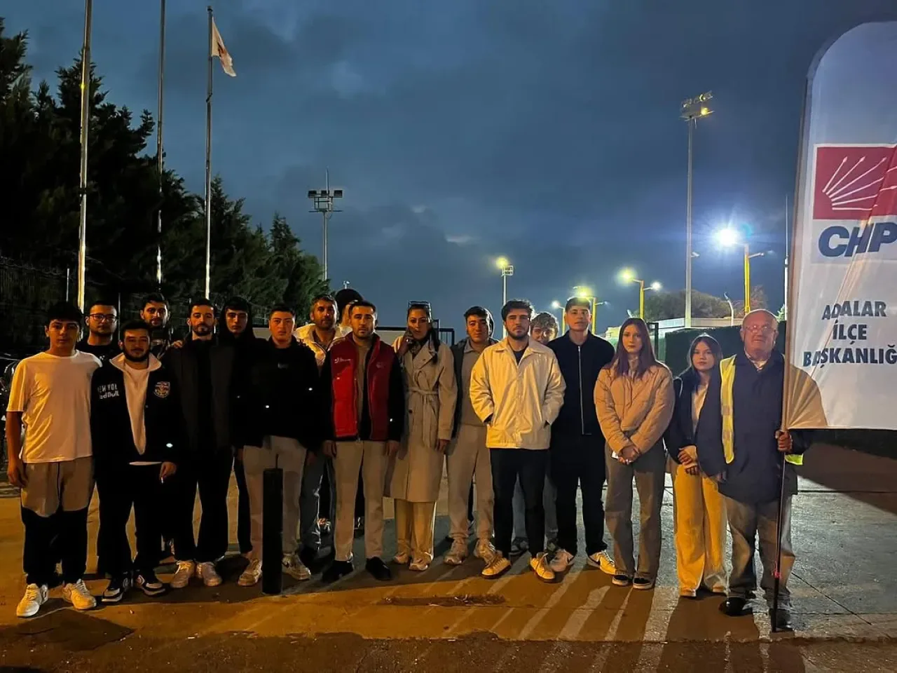 CHP Gençlik Kollarından Ümraniye'de Coşkulu Miting CHP Gençlik Kollarından Ümraniye'de Coşkulu Miting