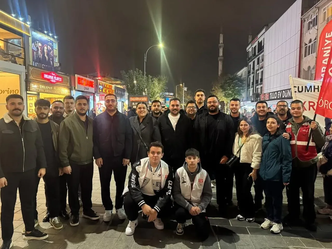 CHP Ataşehir Gençlik Kolları, Ümraniye'de Halkla Buluştu CHP Ataşehir Gençlik Kolları, Ümraniye'de Halkla Buluştu