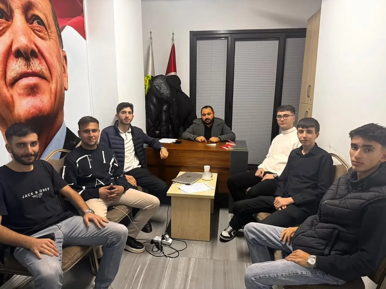 AK Gençlik Avcılar'da Mahalle Başkanları Toplantısı Düzenlendi AK Gençlik Avcılar'da Mahalle Başkanları Toplantısı Düzenlendi