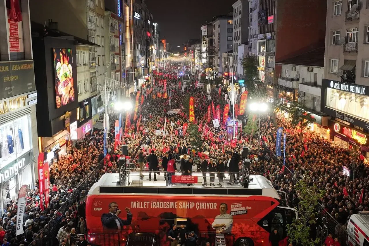 CHP'den Ümraniye'de "Millet İradesine Sahip Çıkıyor" Eylemi CHP'den Ümraniye'de "Millet İradesine Sahip Çıkıyor" Eylemi
