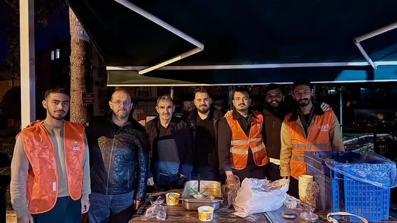 AK Parti Silivri Gençlik Kolları Sabah Namazında Cami Cemaati ile Buluştu AK Parti Silivri Gençlik Kolları Sabah Namazında Cami Cemaati ile Buluştu