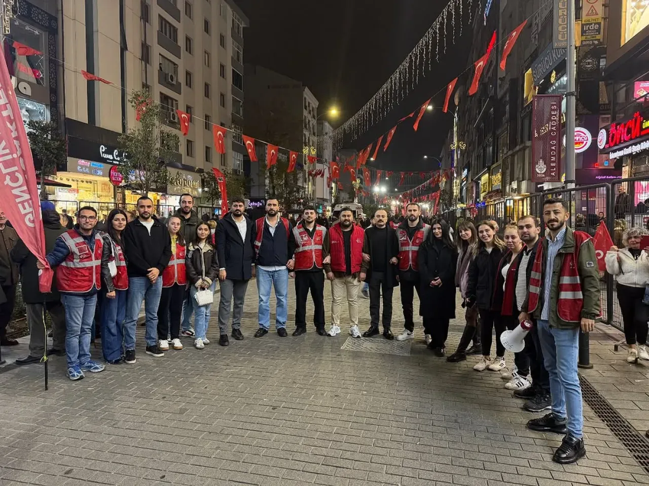 CHP Sancaktepe Gençlik Kolları Ümraniye'de Vatandaşlarla Buluştu CHP Sancaktepe Gençlik Kolları Ümraniye'de Vatandaşlarla Buluştu