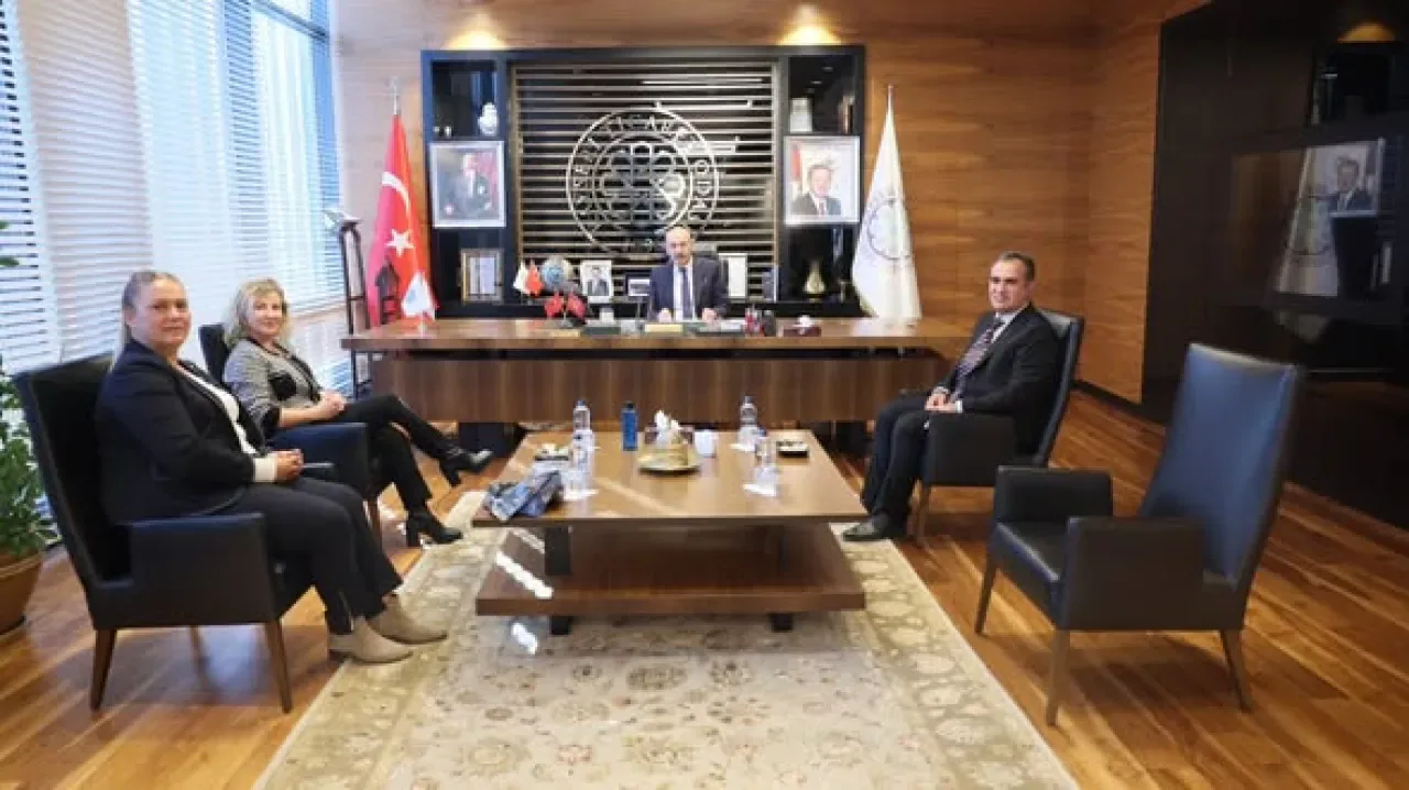 Kayseri Ticaret Odası'na Yoğun Ziyaretçi İlgisi Kayseri Ticaret Odası'na Yoğun Ziyaretçi İlgisi