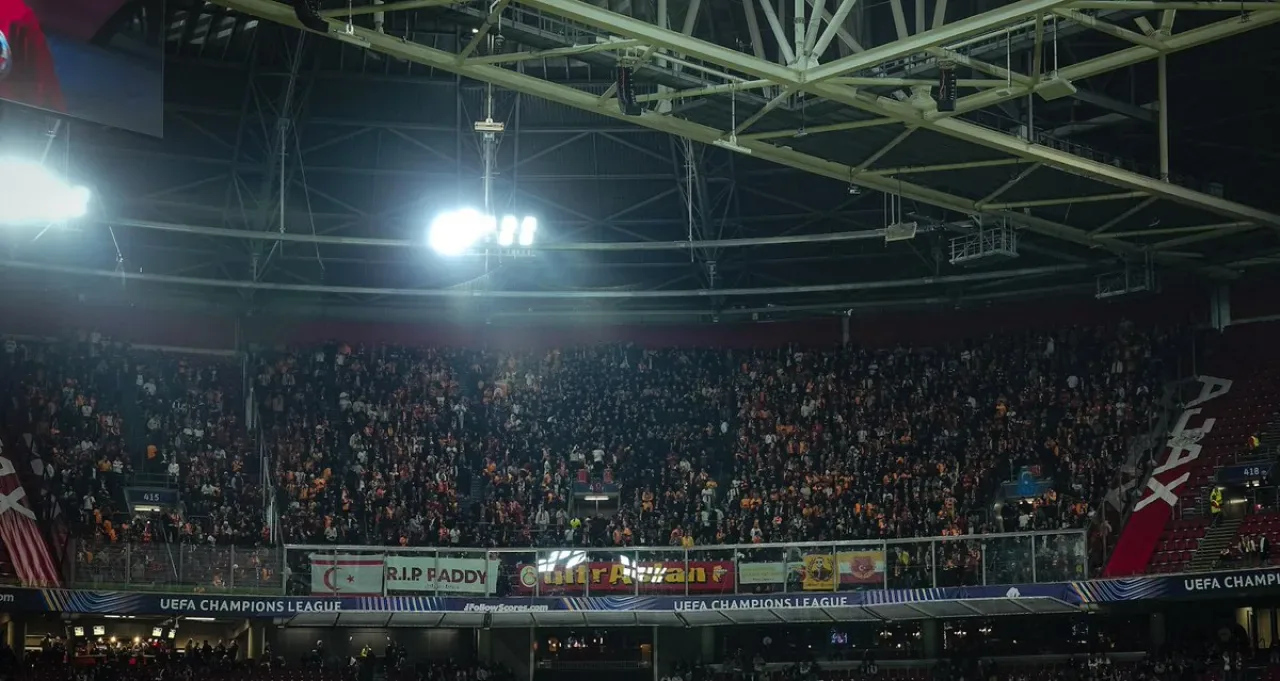Galatasaray Taraftarı Maç Gecesinde Muhteşem Performans Sergiledi Galatasaray Taraftarı Maç Gecesinde Muhteşem Performans Sergiledi