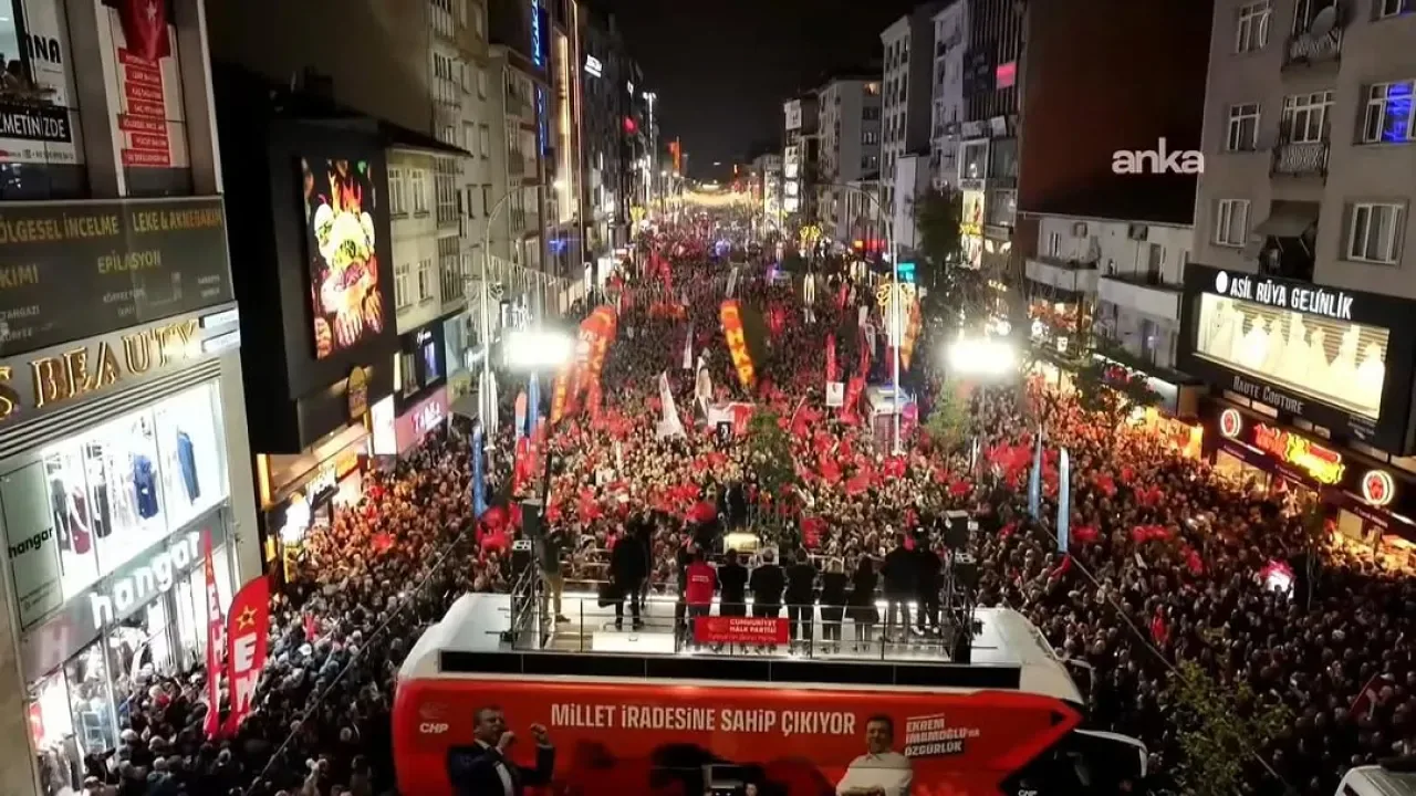 CHP'li Zeybek: "Ümraniye Meydanı Milletin Kalesi Oldu" CHP'li Zeybek: "Ümraniye Meydanı Milletin Kalesi Oldu"