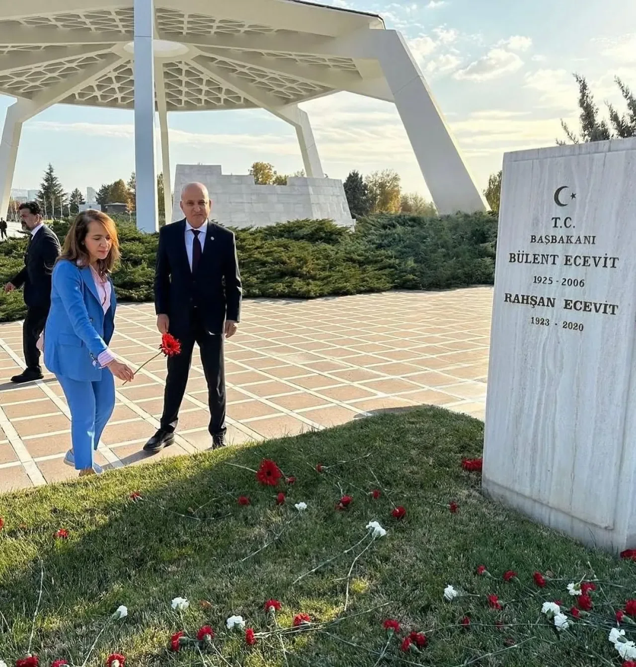 Gamze Akkuş İlgezdi, Bülent Ecevit'i Mezarı Başında Andı Gamze Akkuş İlgezdi, Bülent Ecevit'i Mezarı Başında Andı