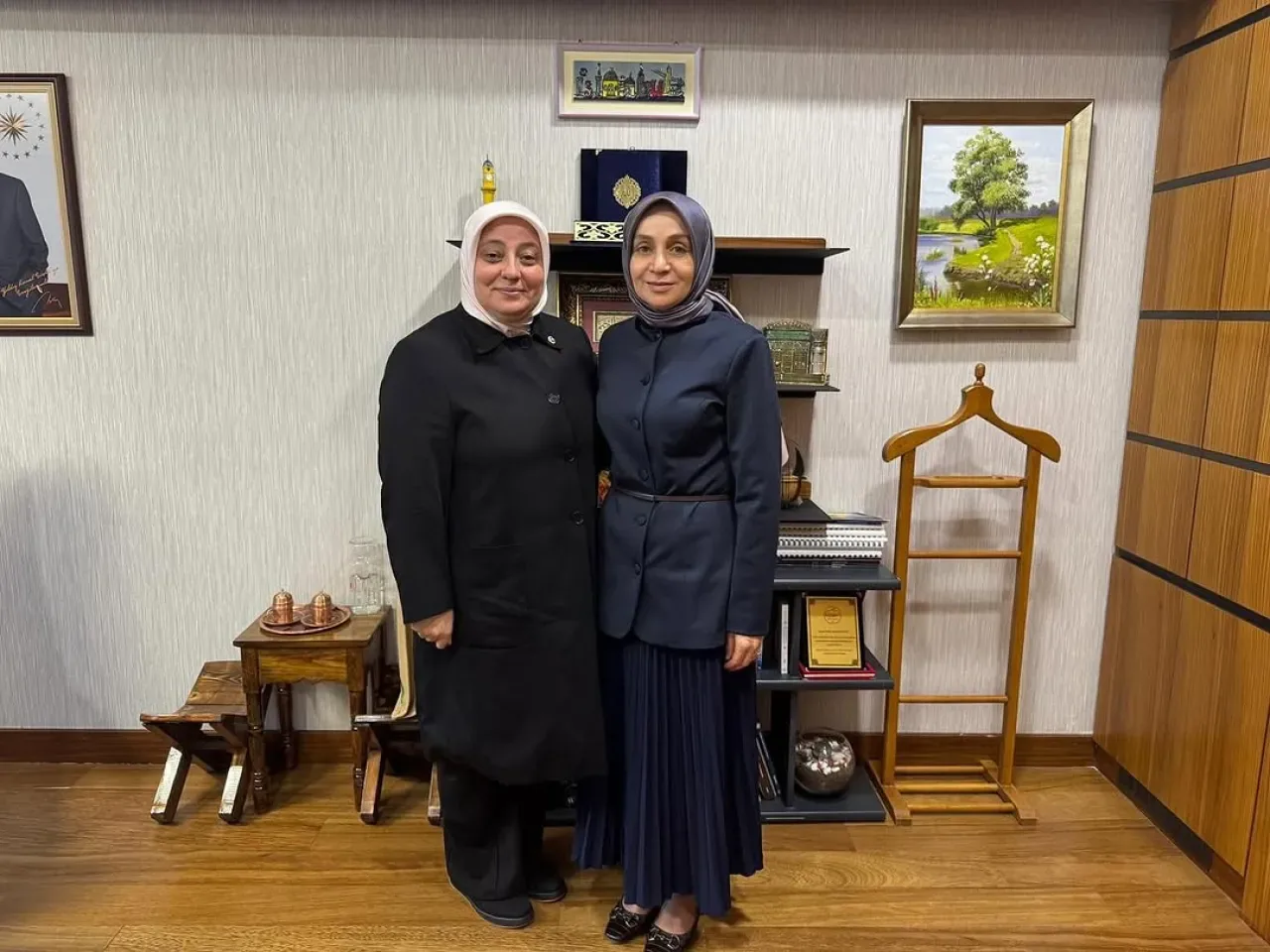 AK Parti İstanbul Milletvekili Yıldız Konal Süslü, Parti İdaresinde Ziyaret Edildi AK Parti İstanbul Milletvekili Yıldız Konal Süslü, Parti İdaresinde Ziyaret Edildi