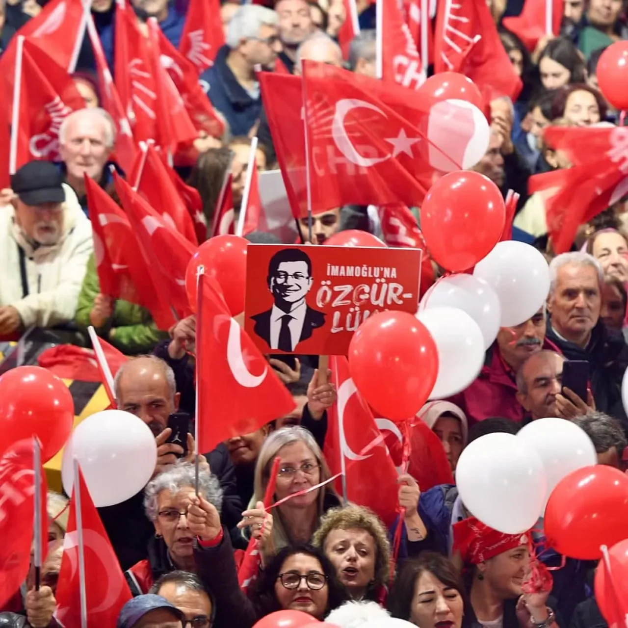 İstanbul Üsküdar'da Dayanışma ve Umut Yürüyüşü İstanbul Üsküdar'da Dayanışma ve Umut Yürüyüşü