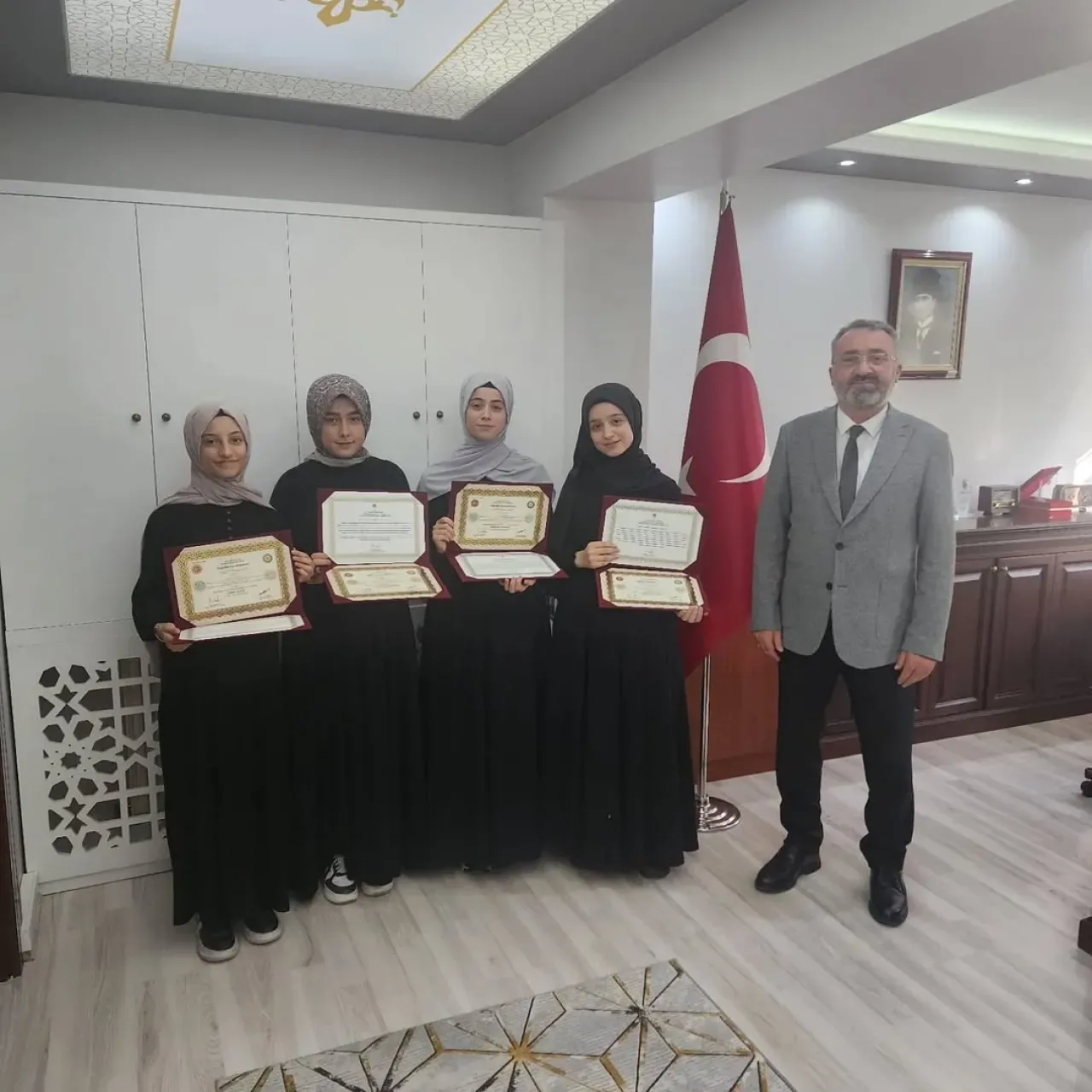 Polatlı'da Hafızlık Eıtimi Tamamlandı, Öğrenciler Belgelerini Aldı Polatlı'da Hafızlık Eıtimi Tamamlandı, Öğrenciler Belgelerini Aldı