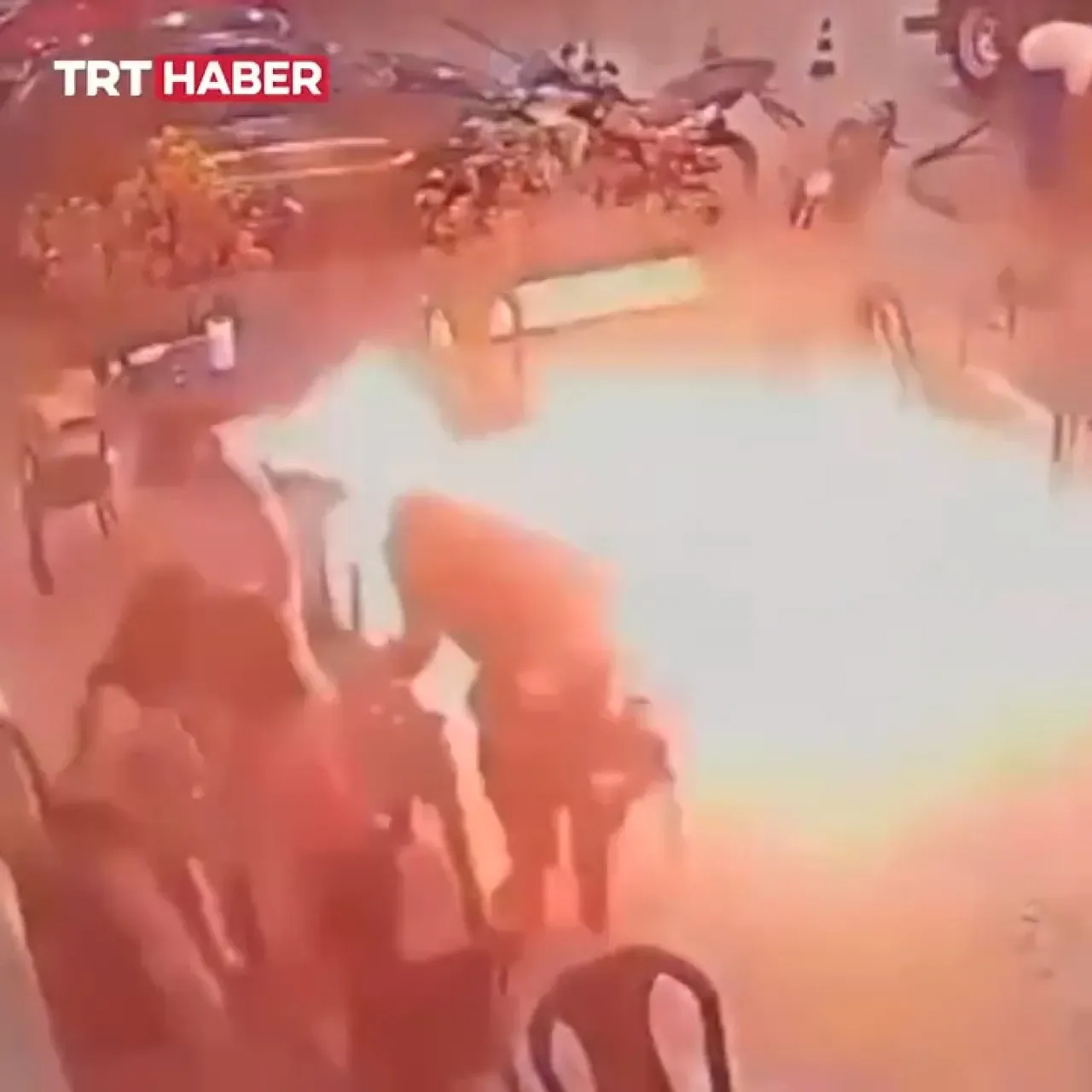 Brezilya'da Benzin İstasyonunda Sigara Kaynaklı Yangın: Bir Kişi Kibriti Yere Atınca Facia Yaşandı Brezilya'da Benzin İstasyonunda Sigara Kaynaklı Yangın: Bir Kişi Kibriti Yere Atınca Facia Yaşandı