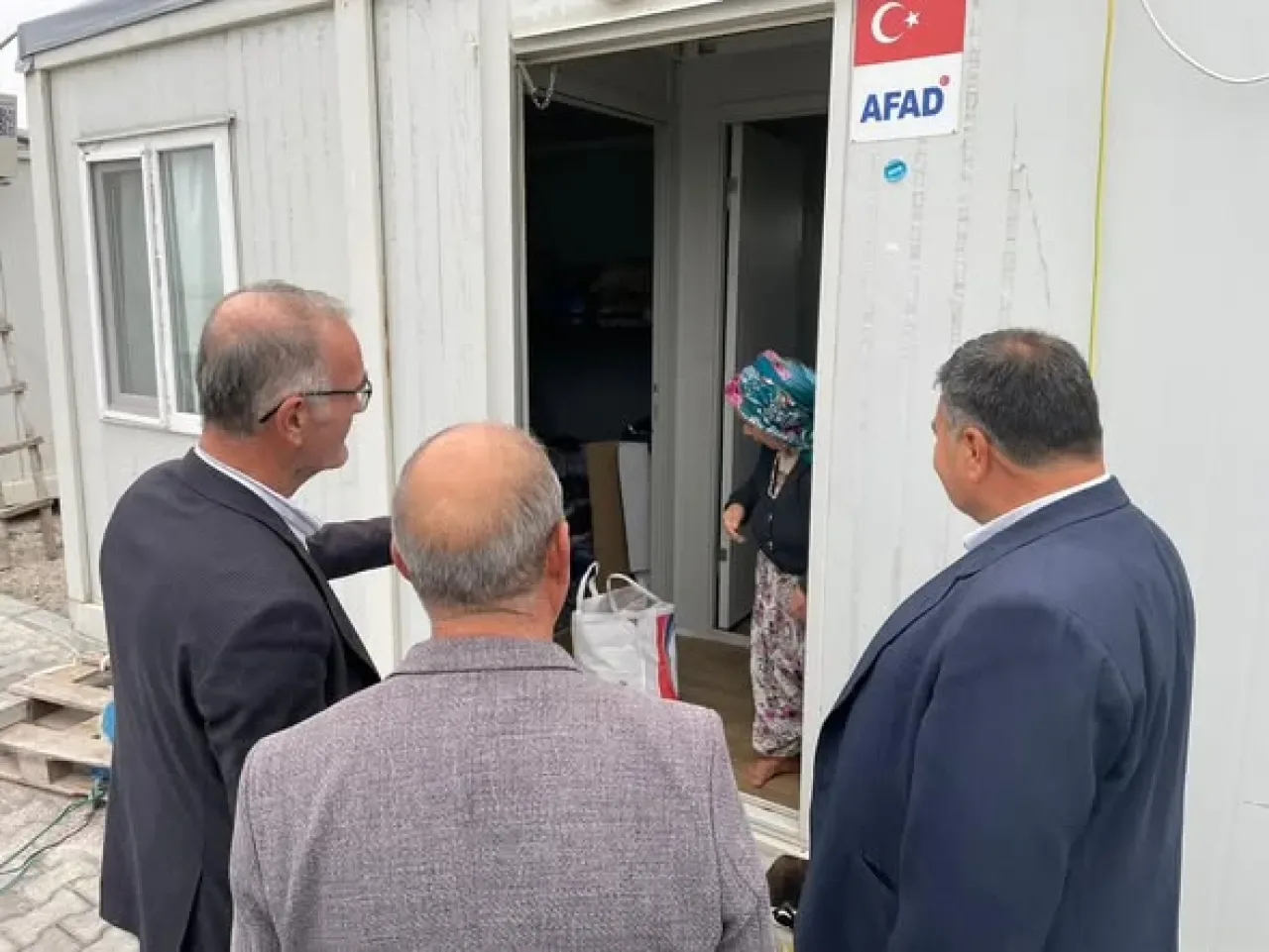 Sındırgı Belediyesi'nden Kırsal Mahallelerdeki Depremzedelere Ziyaret Sındırgı Belediyesi'nden Kırsal Mahallelerdeki Depremzedelere Ziyaret