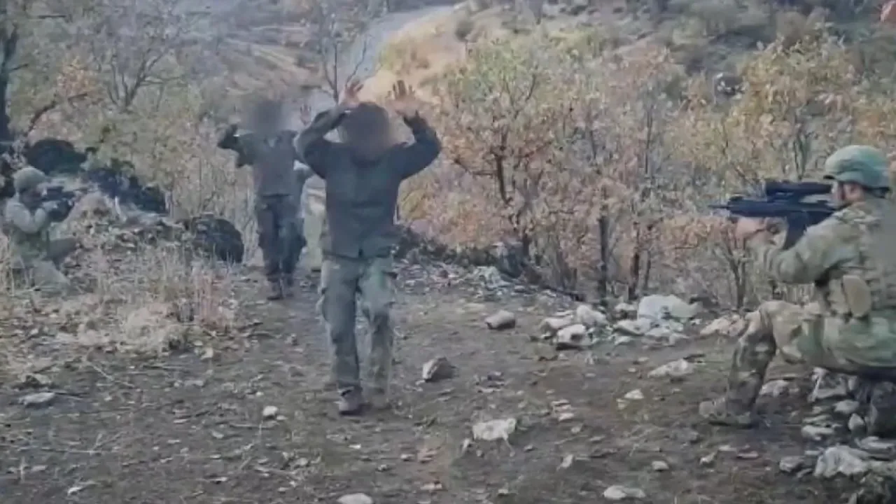 PKK'lı 4 Teröster Teslim Oldu PKK'lı 4 Teröster Teslim Oldu