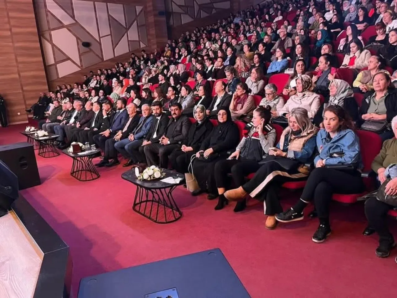 Etimesgut'ta Teknoloji Bağımlılığına Karşı Aile Farkındalık Semineri Etimesgut'ta Teknoloji Bağımlılığına Karşı Aile Farkındalık Semineri