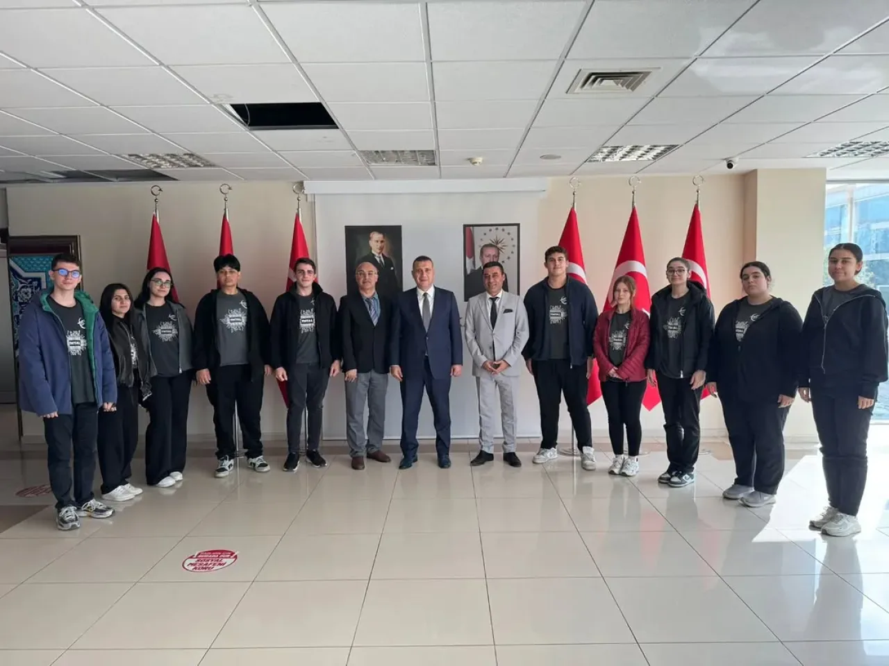 Tuzla Meslek Lisesi Öğrencileri Kaymakam Güney'i Ziyaret Etti Tuzla Meslek Lisesi Öğrencileri Kaymakam Güney'i Ziyaret Etti