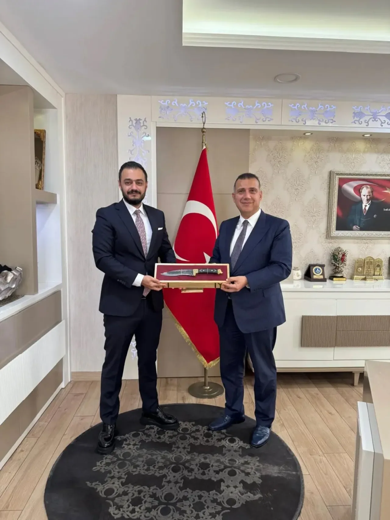 Misek Yapıtaş Yönetim Kurulu Üyesi Av. Emin Yağcı, Tuzla Kaymakamı Güney'i Ziyaret Etti Misek Yapıtaş Yönetim Kurulu Üyesi Av. Emin Yağcı, Tuzla Kaymakamı Güney'i Ziyaret Etti