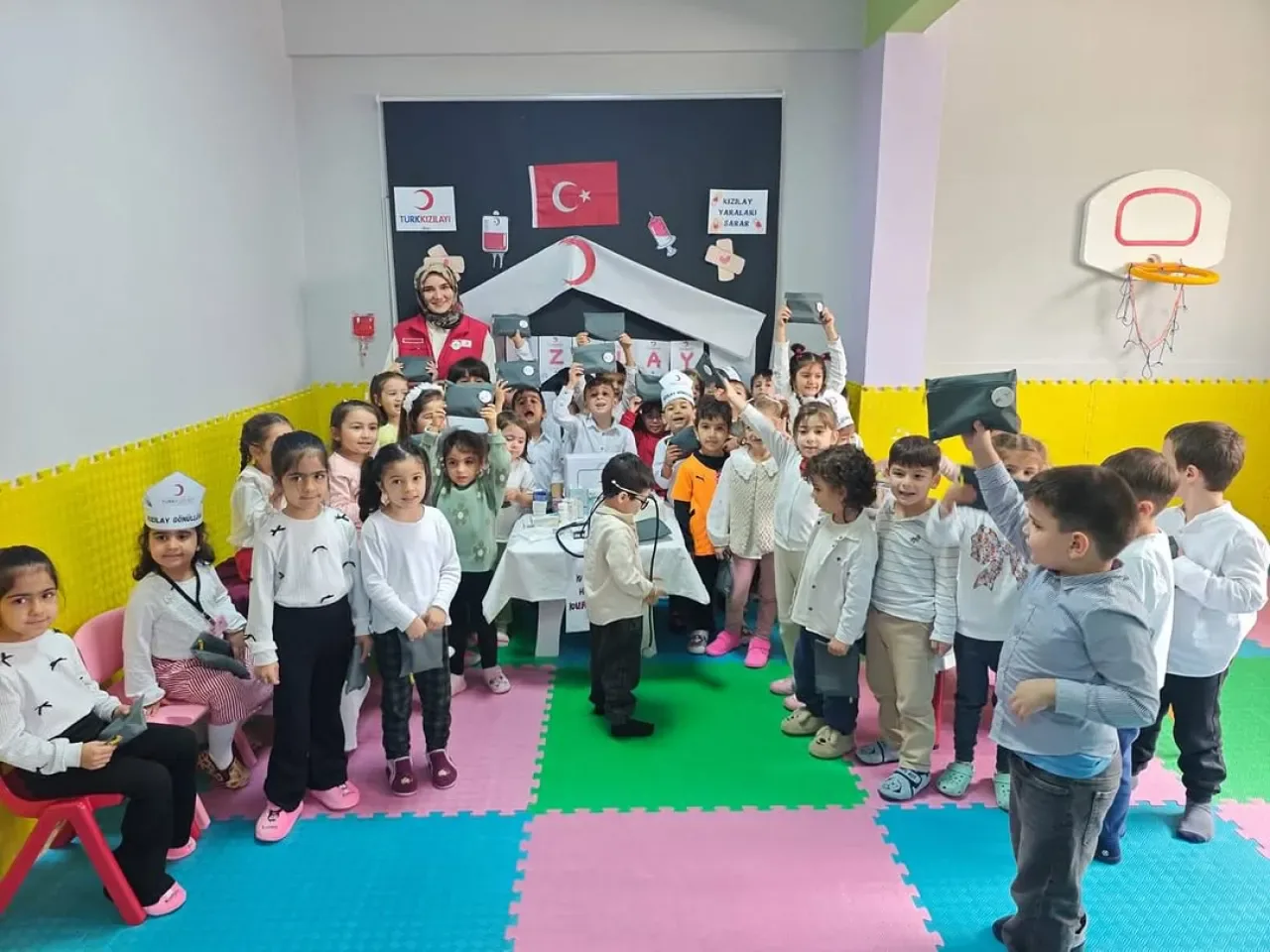 Kızılay Haftası'nda Minik Öğrencilerle Anlamlı Buluşma Kızılay Haftası'nda Minik Öğrencilerle Anlamlı Buluşma