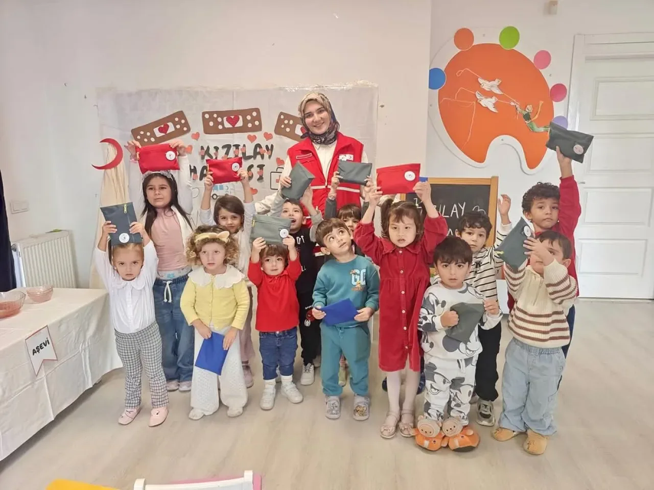 Türk Kızılay'ından Minik Öğrencilere İyilik Hikayesi Türk Kızılay'ından Minik Öğrencilere İyilik Hikayesi