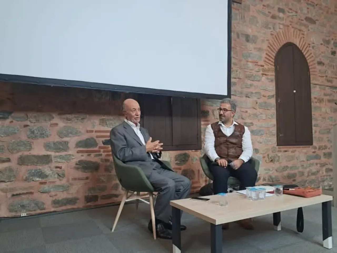 Metin Önal Mengüşoğlu, Edebiyat Mahfili'nde Kelimelerin İzinde Yolculuğa Çıktı Metin Önal Mengüşoğlu, Edebiyat Mahfili'nde Kelimelerin İzinde Yolculuğa Çıktı