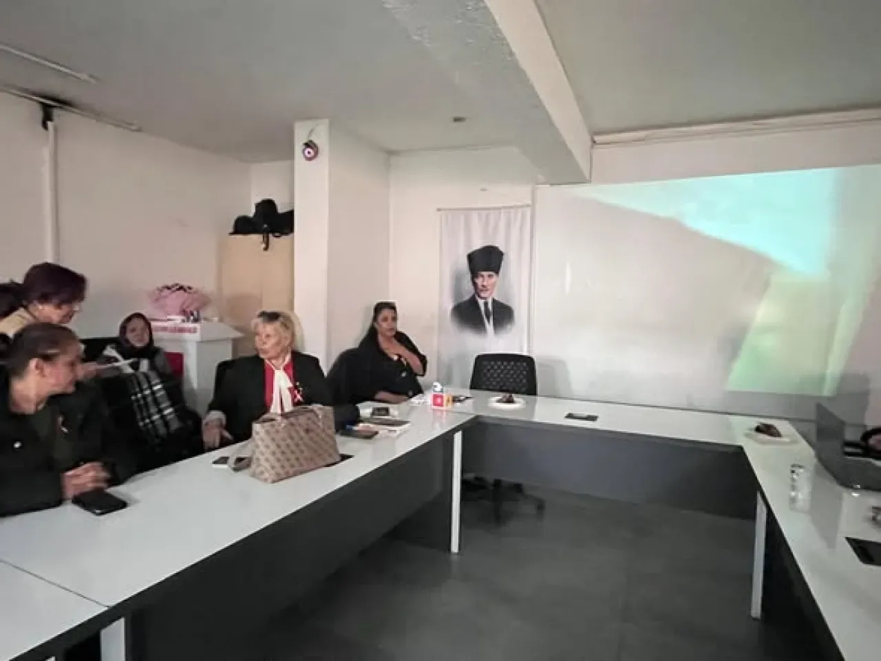 CHP Keçiören Kadın Kolu'ndan Atatürk Filmi ile Cumhuriyet Coşkusu CHP Keçiören Kadın Kolu'ndan Atatürk Filmi ile Cumhuriyet Coşkusu