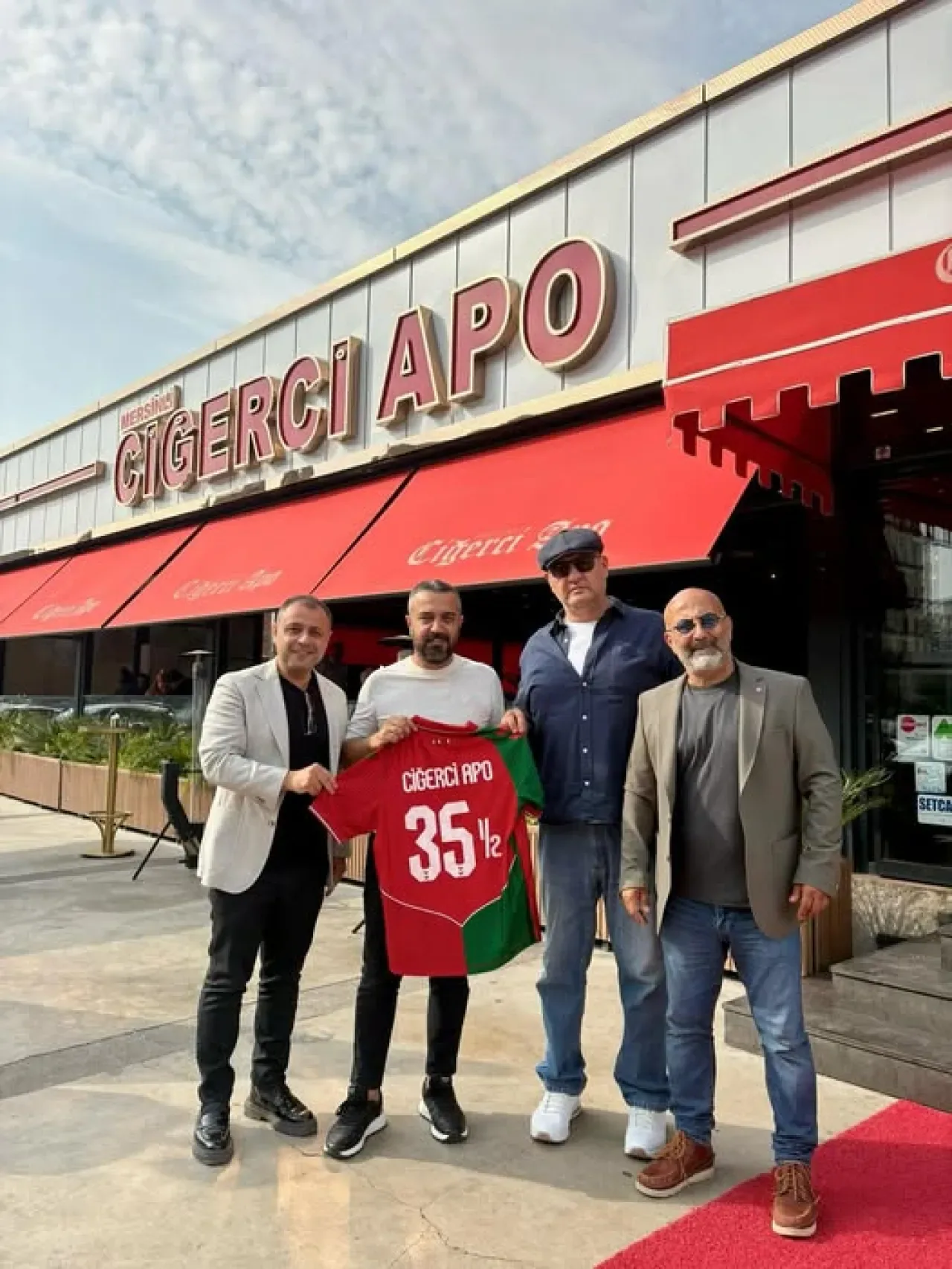 Karşıyaka Spor Kulübü'nden Ciğerci Apo'ya Teşekkür Karşıyaka Spor Kulübü'nden Ciğerci Apo'ya Teşekkür