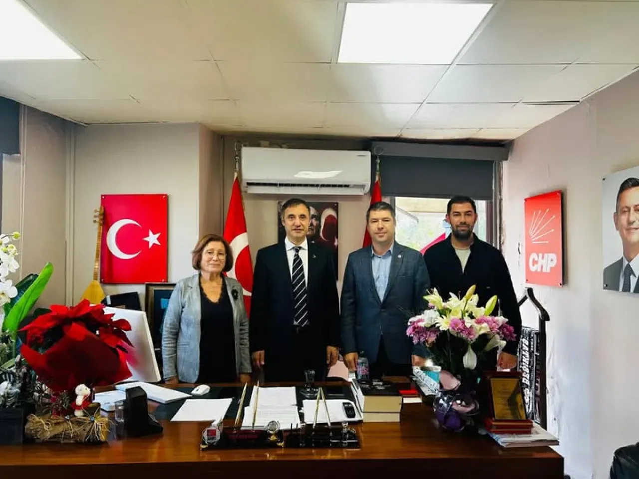 CHP Beşiktaş İlçe Başkanlığı'nda Günlük Nöbet Değişimi CHP Beşiktaş İlçe Başkanlığı'nda Günlük Nöbet Değişimi