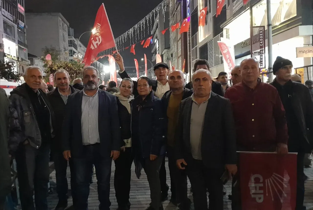 CHP'li Özgür Özel ve Partililer, Ekrem İmamoğlu İçin Ümraniye'de Buluştu CHP'li Özgür Özel ve Partililer, Ekrem İmamoğlu İçin Ümraniye'de Buluştu