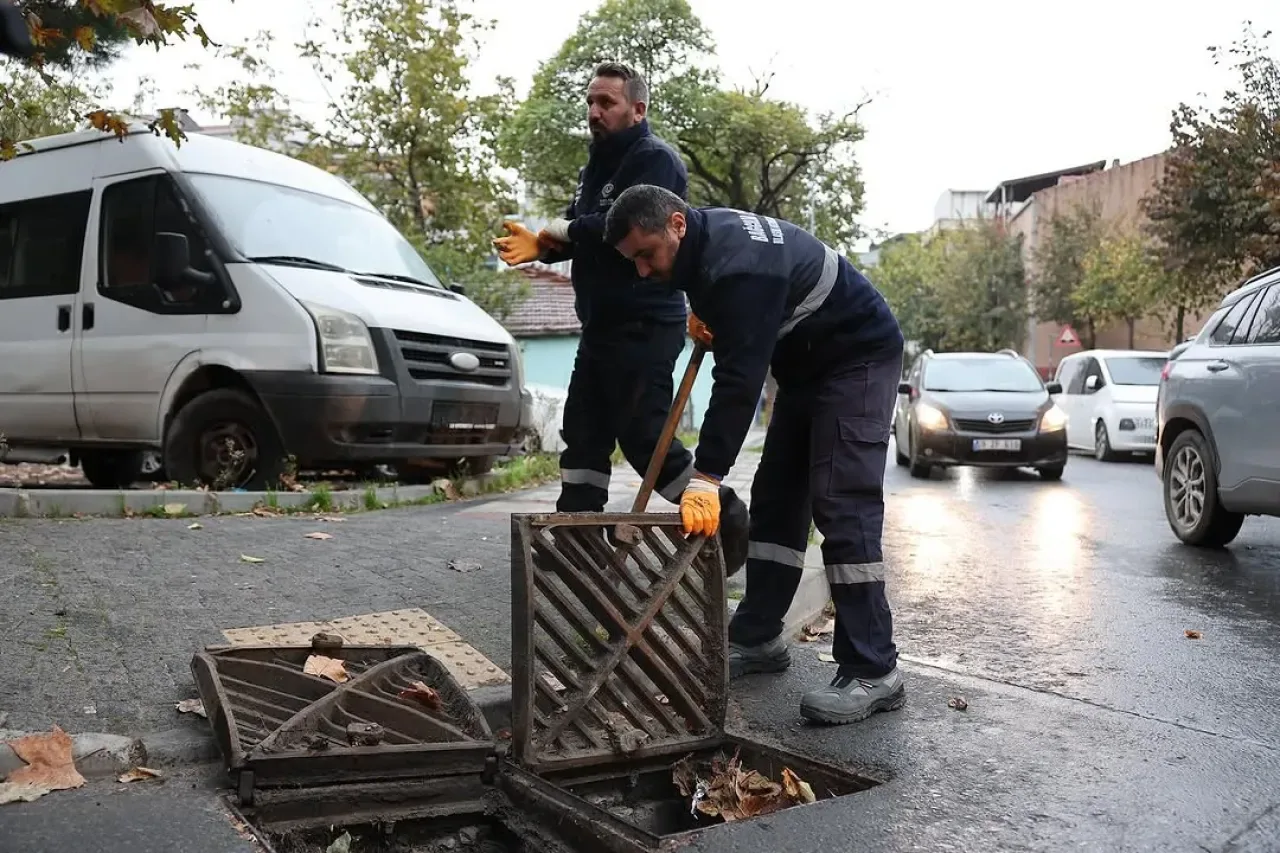 Bağcılar Belediyesi, Yağışlara Karşı 7/24 Sahada Çalışıyor Bağcılar Belediyesi, Yağışlara Karşı 7/24 Sahada Çalışıyor
