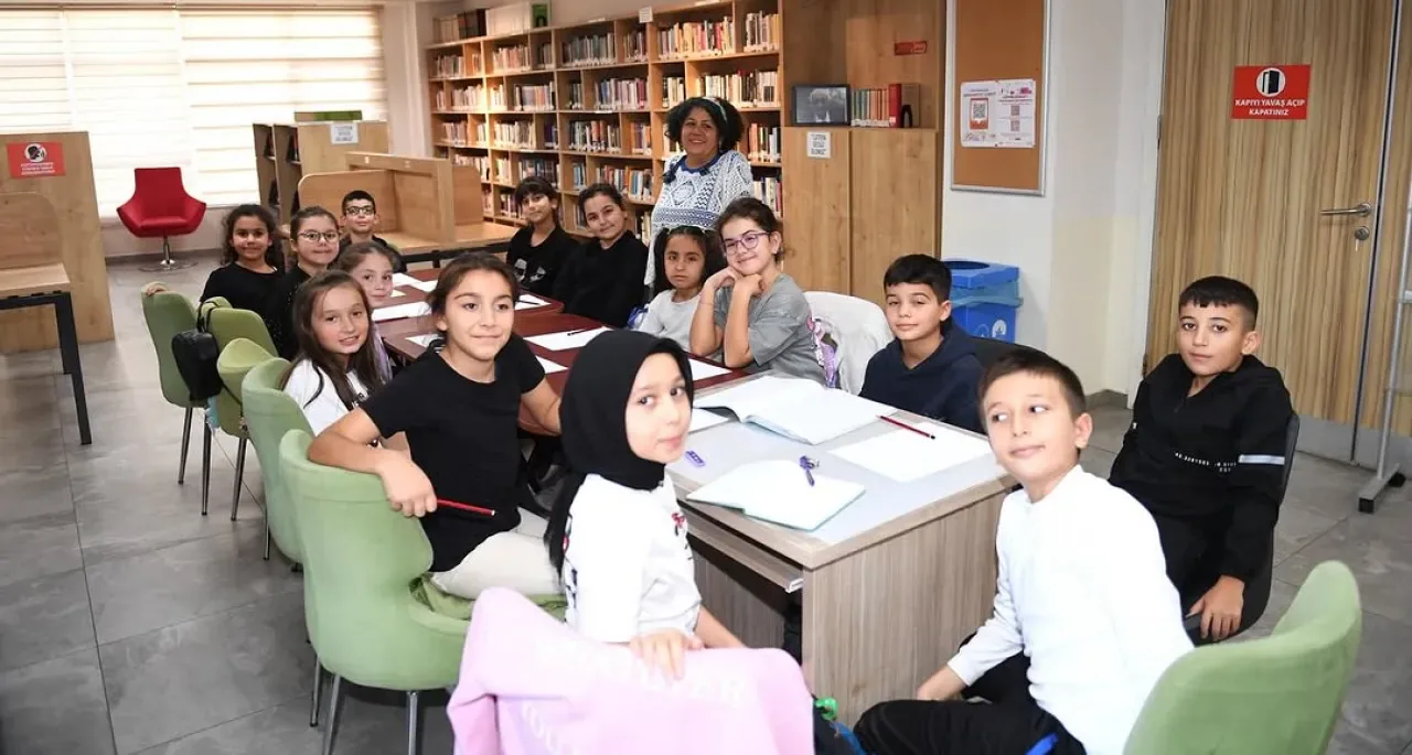 Bursa Osmangazi'de Çocuklar Yazarlık Atölyesi ile Hem Öğreniyor Hem Eğleniyor Bursa Osmangazi'de Çocuklar Yazarlık Atölyesi ile Hem Öğreniyor Hem Eğleniyor