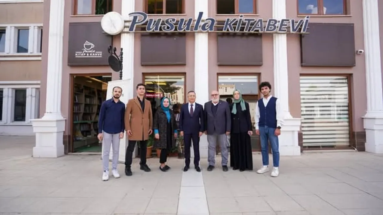 Gaziantep Valisi Kemal Çeber, Öğrenciler ve Gönüllülerle Kitabevinde Buluştu Gaziantep Valisi Kemal Çeber, Öğrenciler ve Gönüllülerle Kitabevinde Buluştu