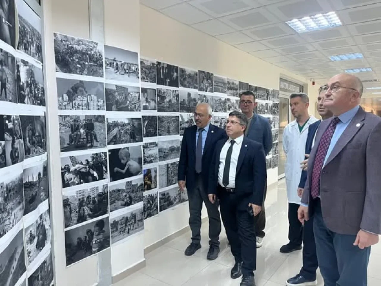 Balıkesir Üniversitesi Tıp Fakültesi'nde Filistin ve Gazze Temalı Fotoğraf Sergisi Açıldı Balıkesir Üniversitesi Tıp Fakültesi'nde Filistin ve Gazze Temalı Fotoğraf Sergisi Açıldı