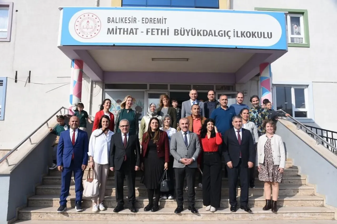 Balıkesir'de Mithat - Fethi Büyükdalgıç İlkokulu'na Ziyaret Balıkesir'de Mithat - Fethi Büyükdalgıç İlkokulu'na Ziyaret