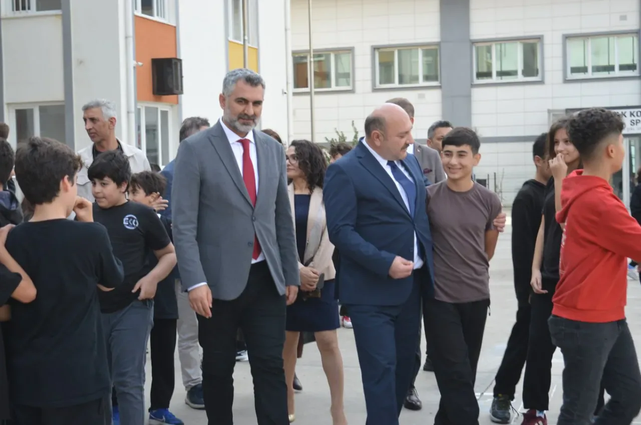 Kartal Kaymakamı Edip Çakası'dan Okul Ziyareti Kartal Kaymakamı Edip Çakası'dan Okul Ziyareti