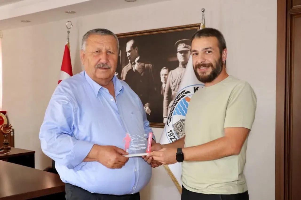 Kaş Belediyesi'ne Spora Destek Plaketi Kaş Belediyesi'ne Spora Destek Plaketi
