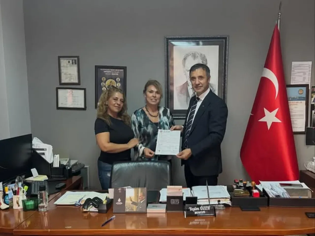 CHP Beşiktaş İlçe Başkanı Mehmet Arslan, Ortaköy Muhtarı Yeşim Özer'i Ziyaret Etti CHP Beşiktaş İlçe Başkanı Mehmet Arslan, Ortaköy Muhtarı Yeşim Özer'i Ziyaret Etti