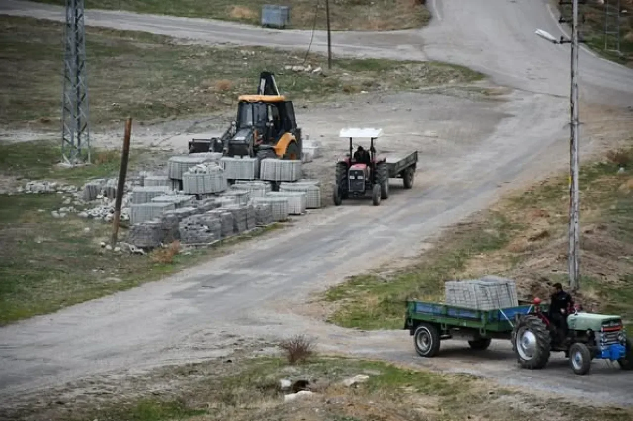 Kalecik Belediyesi Yeniçöte Mahallesi'nde Kilit Parke Çalışması Kalecik Belediyesi Yeniçöte Mahallesi'nde Kilit Parke Çalışması