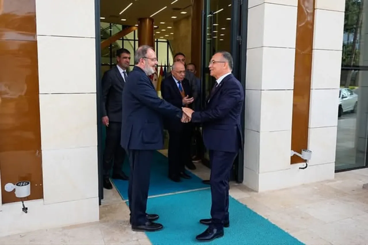 Diyanet İşleri Başkanı Görmez, Gaziantep Valisi Çeber'i Ziyaret Etti Diyanet İşleri Başkanı Görmez, Gaziantep Valisi Çeber'i Ziyaret Etti