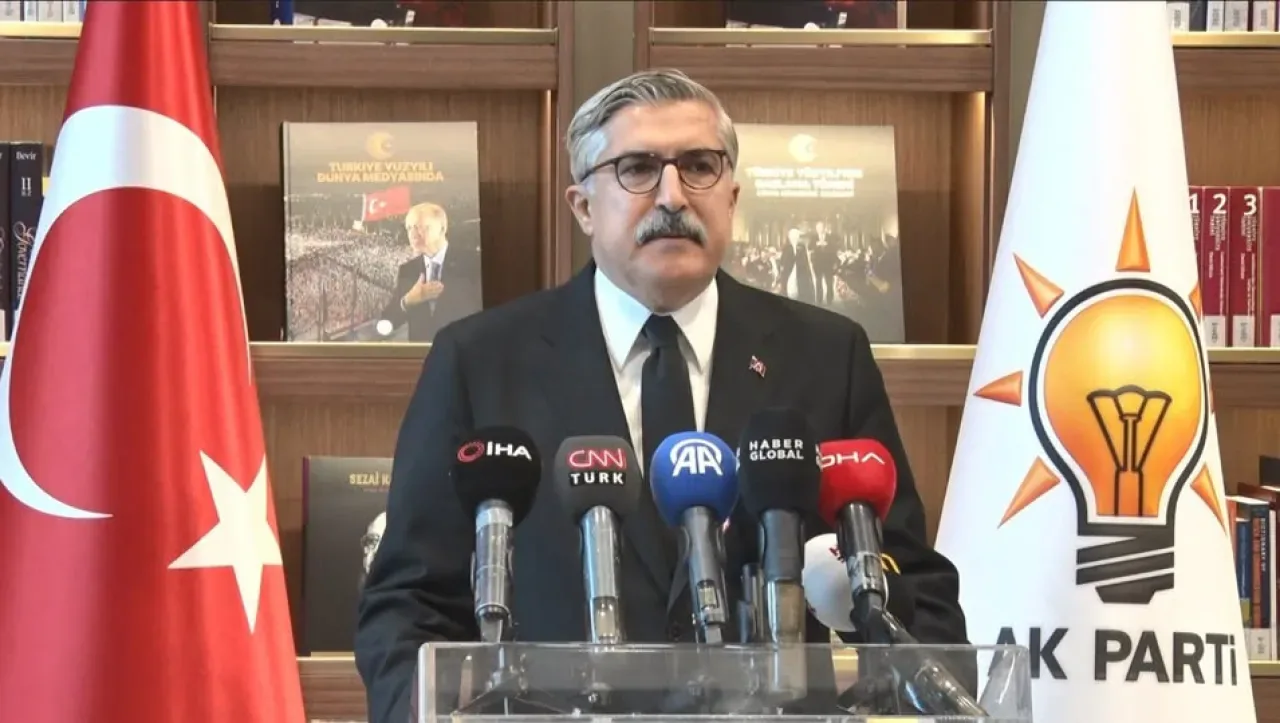 Özgür Özel'in Deprem Bölgesi Ziyaretleri Siyaset Gündeminde Özgür Özel'in Deprem Bölgesi Ziyaretleri Siyaset Gündeminde