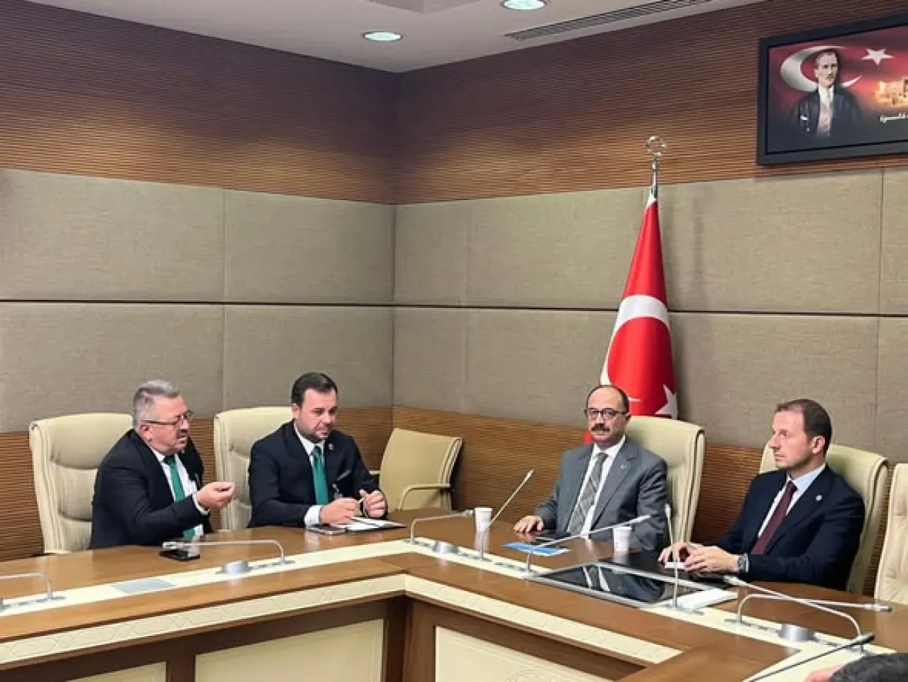 Bursa Milletvekili Osman Mesten, Kestel Muhtarlarını TBMM'de Ağırladı Bursa Milletvekili Osman Mesten, Kestel Muhtarlarını TBMM'de Ağırladı